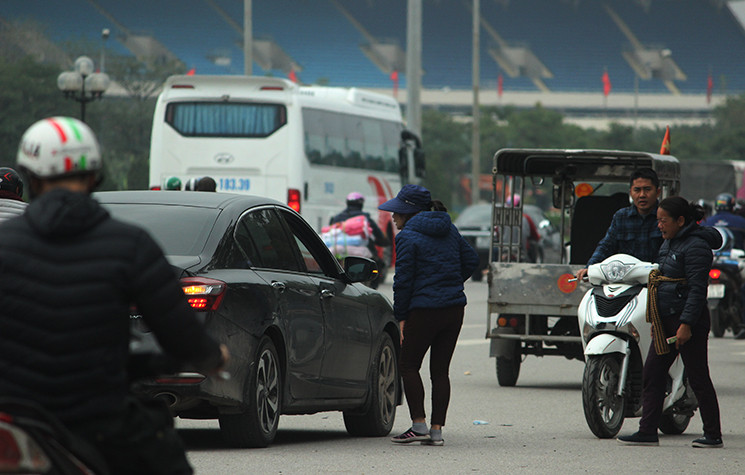 Khi thấy "con mồi", các phe vé lao rất nhanh về phía mục tiêu để gạ gẫm bán vé.