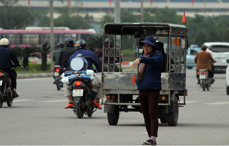 Một số phe vé khác còn liều lĩnh đứng hẳn ra giữa lòng đường vẫy người hâm mộ dừng lại mua vé chung kết AFF Cup 2018.