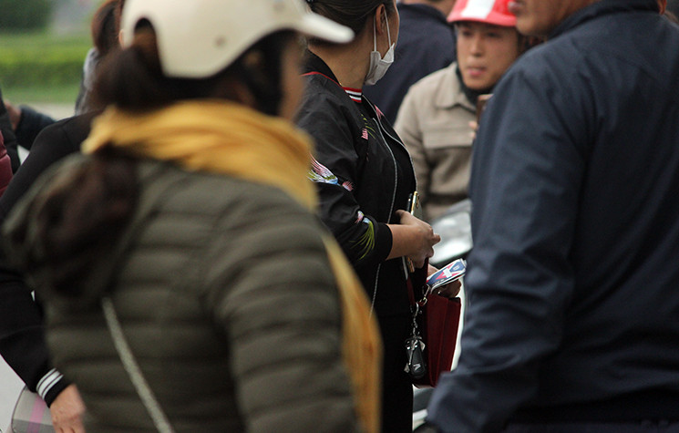 Phe vé rất cẩn trọng mỗi khi giao dịch.