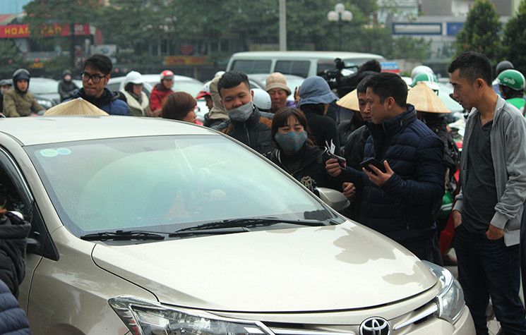 Mỗi khi thấy những chiếc ô tô hoặc xe máy di chuyển chậm qua khu vực cửa VFF là các phe vé vây kín.