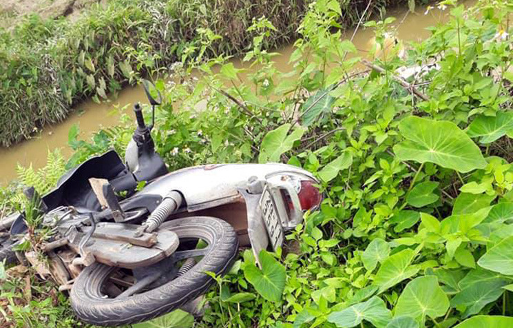 Chiếc xe máy của hai người đi trộm chó.