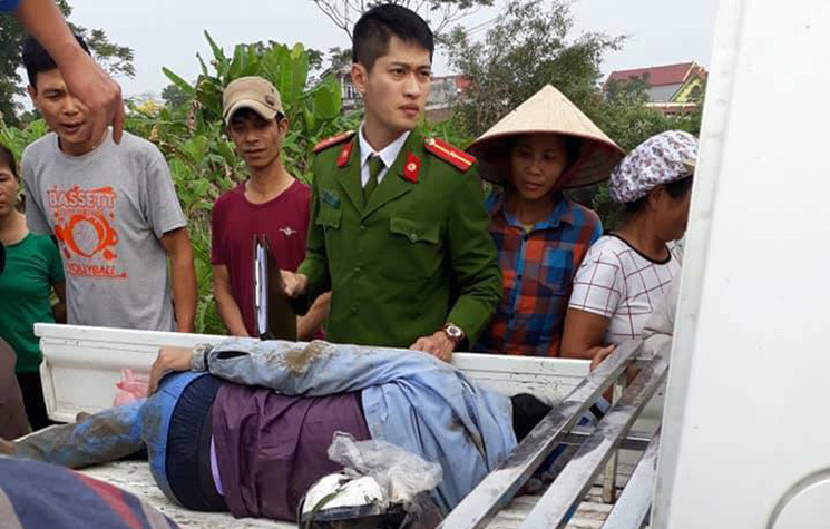 Tại hiện trường, cả hai đàn ông trộm chó bị vây đánh thương tích, gục tại chỗ. Cảnh sát nhanh chóng đưa lên xe công vụ về trụ sở để làm rõ.