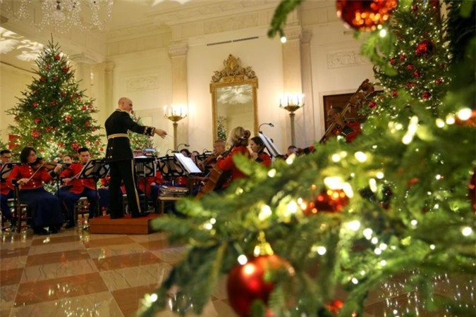 Ban nhạc Own Marine của Tổng thống Mỹ đang chơi nhạc.