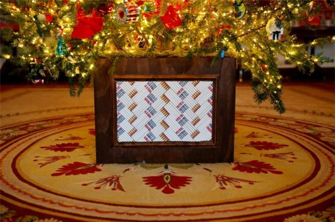 Gốc một cây thông Noel được trang trí bằng các bút chì “Be Best” ở phòng Đỏ.