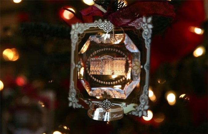 Đồ trang trí Giáng sinh treo trên cây gia đình Sao Vàng ở cánh phía đông của tòa Nhà Trắng.