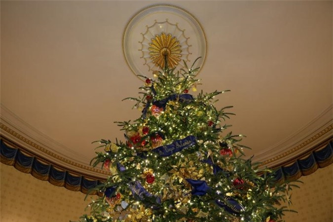 Cây thông chính thức của Nhà Trắng, ở phòng Xanh da trời.