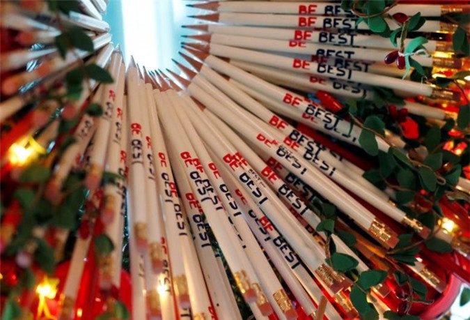 Vòng hoa kết từ các cây bút chì “Be Best”, treo trên cửa sổ phòng Đỏ.