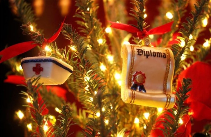 Vật treo trang trí trên cây thông Noel.