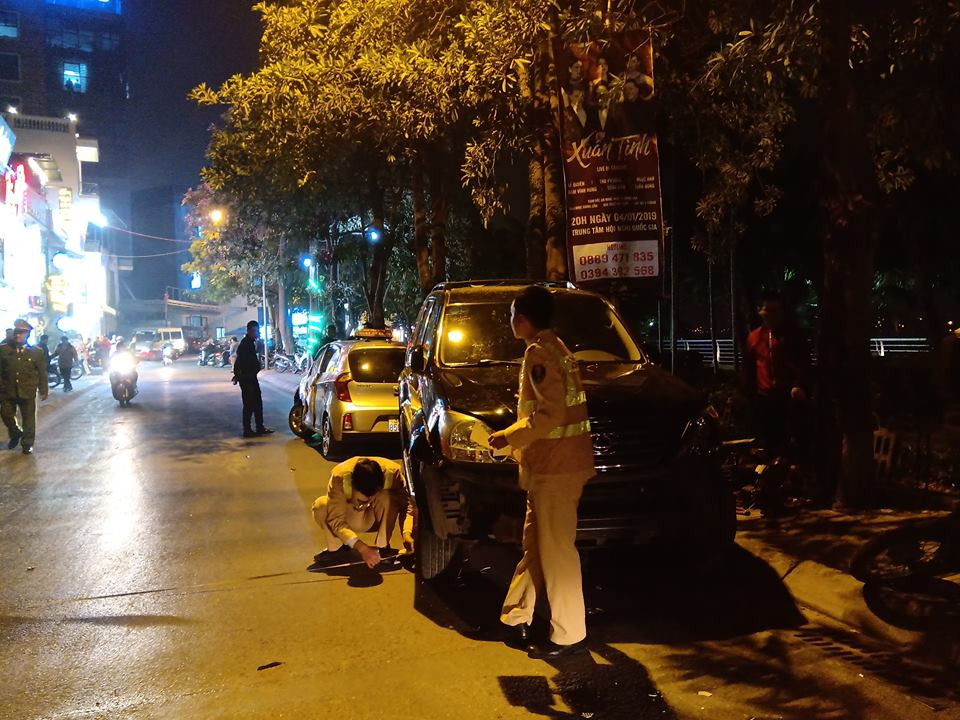 Trao đổi với PV, lãnh đạo Đội CSGT số 2, Phòng CSGT Công an TP Hà Nội cho biết, ngay khi tiếp nhận tin báo đơn vị đã cử cán bộ đến hiện trường phối hợp với các lực lượng phân luồng, điều tra xử lý vụ tai nạn.