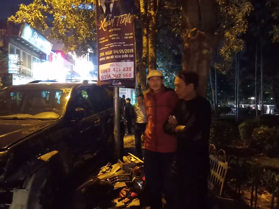 Những chiếc xe máy bị Lexus đâm cũng hư hỏng, nát bét. Riêng chiếc Lexus thì bị bung phần mui trước.