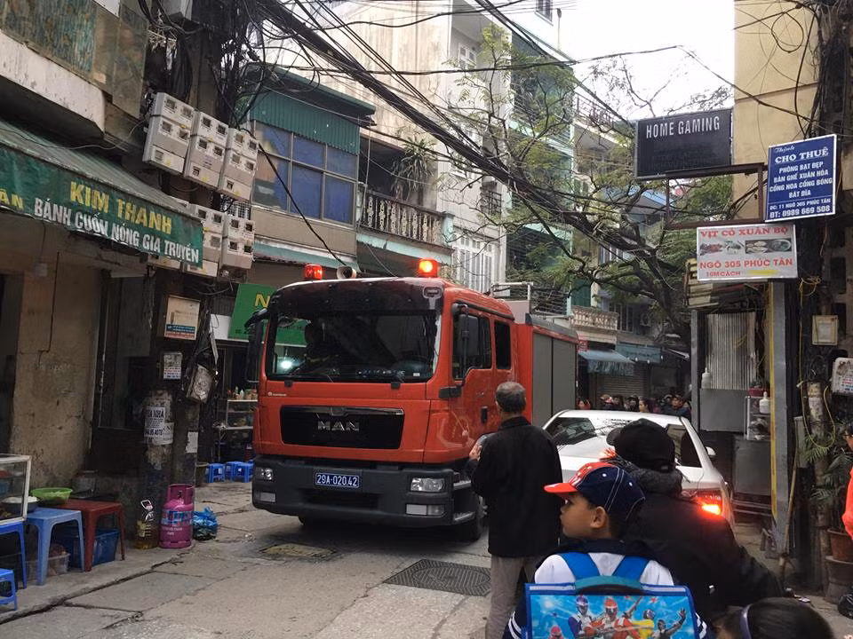 Ngay khi tiếp nhận tin báo, lực lượng PCCC&amp;CNCH đã huy động nhiều xe chữa cháy cùng cán bộ chiến sĩ đến hiện trường dập lửa.