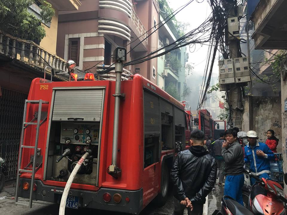 Một nhân chứng cho biết: “Đám cháy bắt đầu từ tầng 2 của quán sau đó lan ra các tầng của ngôi nhà và lan sang 2 nhà bên”.