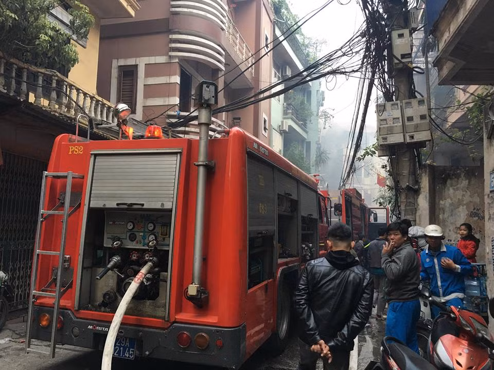 Một nhân chứng cho biết: “Đám cháy bắt đầu từ tầng 2 của quán sau đó lan ra các tầng của ngôi nhà và lan sang 2 nhà bên”.