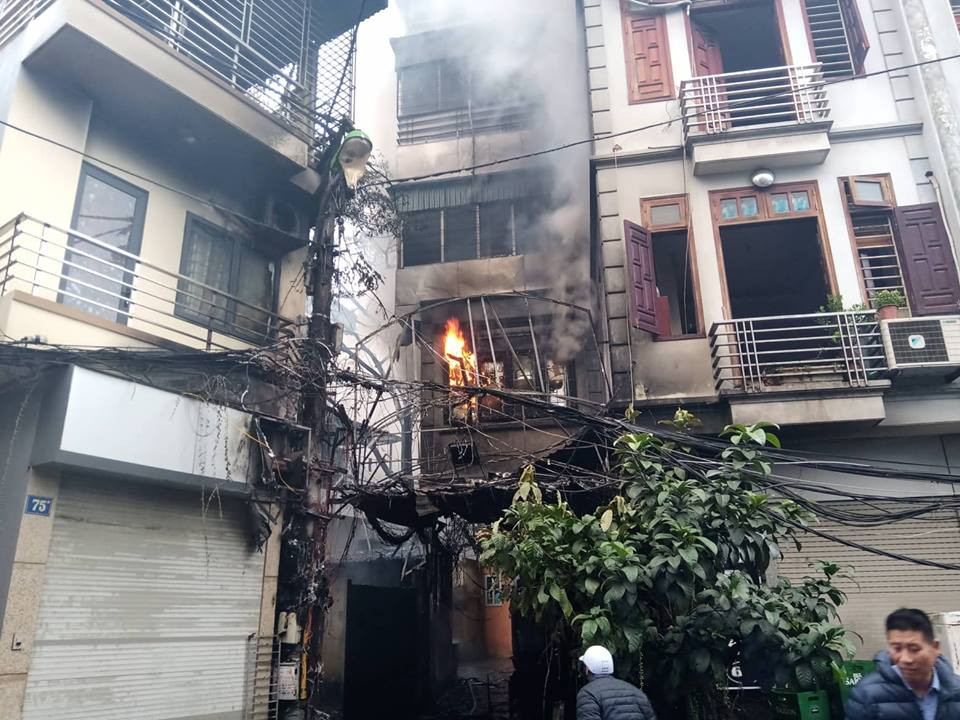 Đến hơn 17h cùng ngày, lực lượng chức năng vẫn đang tích cực dập lửa, ngăn hỏa hoạn lan sang các nhà khác.