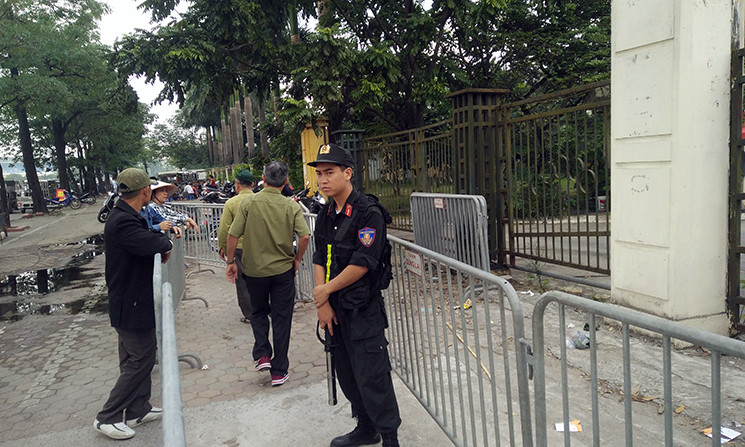 Trong sáng nay, Liên đoàn bóng đá Việt Nam - VFF tiếp tục trả vé trận Việt Nam-Philippines cho người hâm mộ (chủ yếu là thương binh). Một số phe vé khi thấy người hâm mộ mua được vé từ bên trong ra ngoài liền bám theo để gạ mua lại.