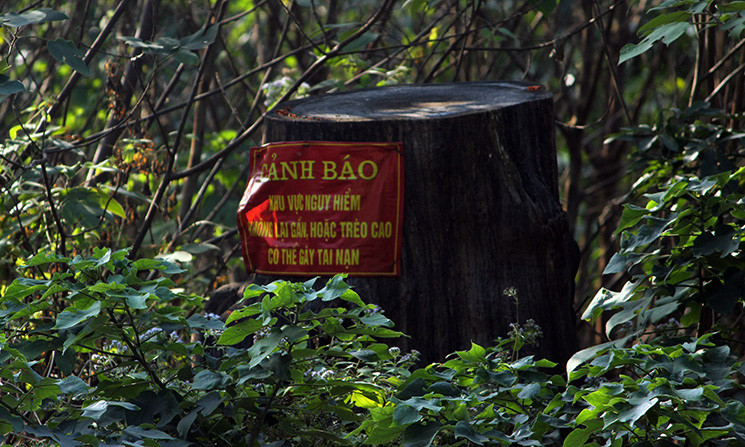 Tại khu vực này được dán những băng rôn cảnh báo "nguy hiểm, không lại gần hoặc treo lên có thể gây tai nạn"... 