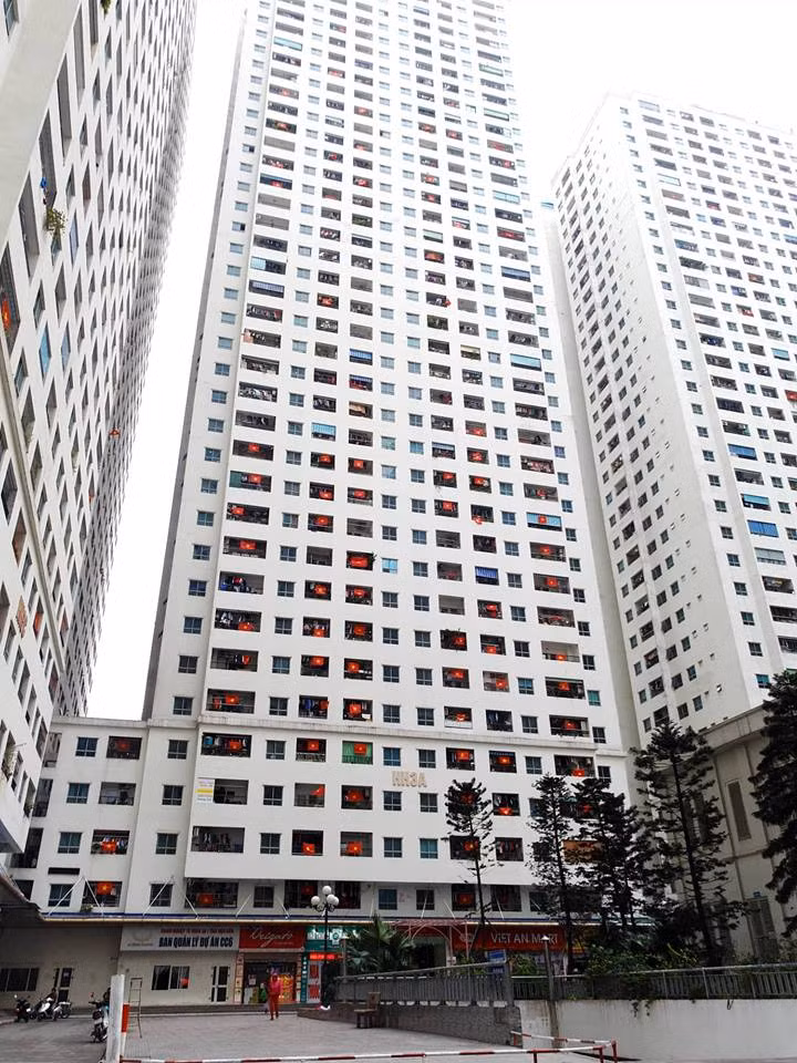 Cũng trong chiều nay, nhiều ô cửa sổ của các tòa nhà chung cư ở khu đô thị Linh Đàm (Hà Nội) được người dân phủ kín bằng lá cờ Tổ quốc.