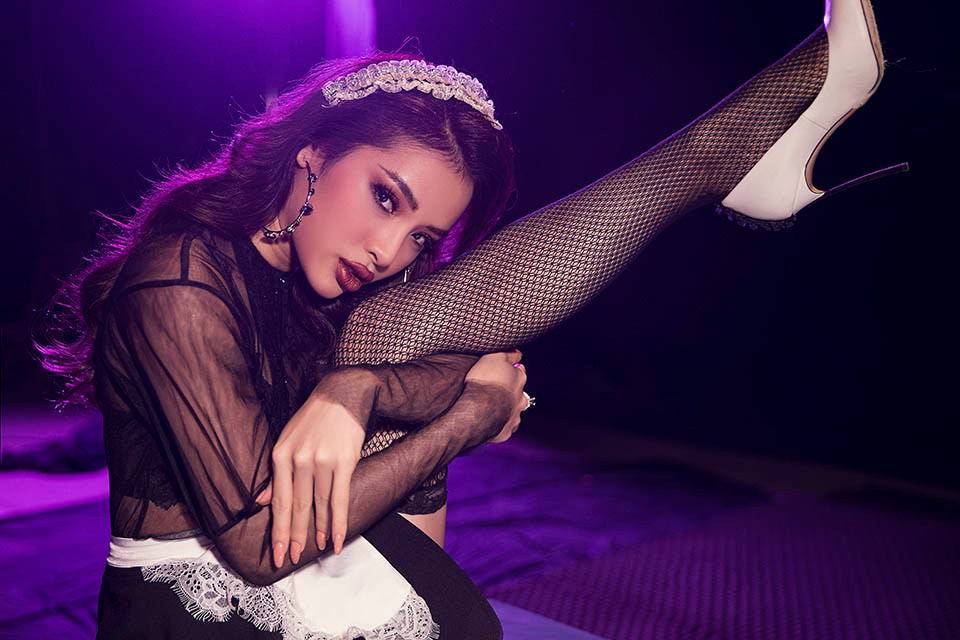 Dẫu vậy Phương Trinh Jolie vẫn không quên trở lại với đường đua Vpop. Việc cho ra mắt 1 sản phẩm âm nhạc chỉn chu vào dịp cuối năm được Phương Trinh Jolie xem như là món quà dành tặng khán giả - những người luôn quan tâm, ủng hộ cô trên suốt chặng đường nghệ thuật.