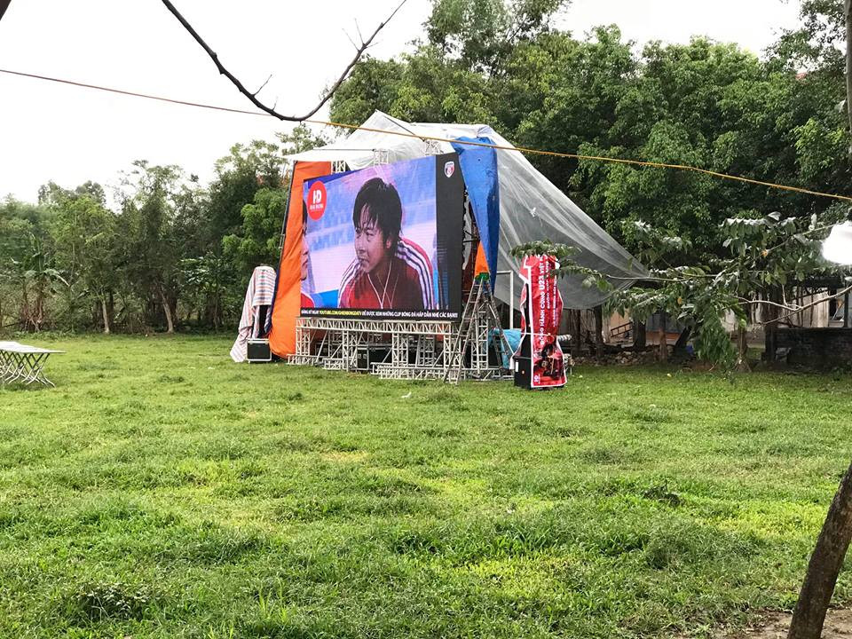 Tại quê nhà tiền vệ Quang Hải (Đường Nhạn, Xuân Nộn, Đông Anh, Hà Nội), dù thời tiết mưa lạnh, nhưng ông Nguyễn Quang Thuần (bố của cầu thủ Quang Hải) vẫn tất bận với công việc chuẩn bị cùng đơn vị tài trợ đến trước cửa nhà ông lắp đặt màn hình LED 40m2 phục vụ việc xem trận chung kết lượt đi AFF Cup 2018 gặp Malaysia vào tối nay (11/12).