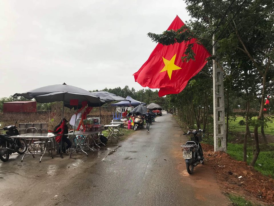 Cờ đỏ sao vàng treo dọc đường làng.