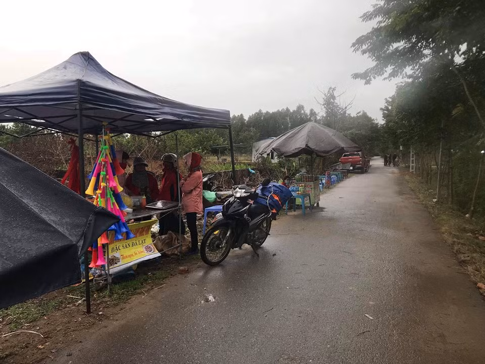 Dù trời mưa nặng hạt và giá rét, tuy nhiên không vì thế mà không khí bóng đá giảm nhiệt.