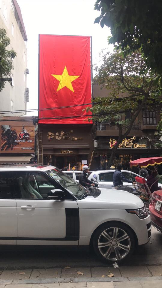 Một số nhà hàng, quán xá ở khu vực trung tâm TP Hà Nội cũng phủ kín lá cờ Tổ quốc.