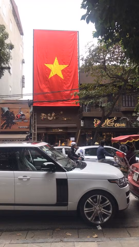 Một số nhà hàng, quán xá ở khu vực trung tâm TP Hà Nội cũng phủ kín lá cờ Tổ quốc.