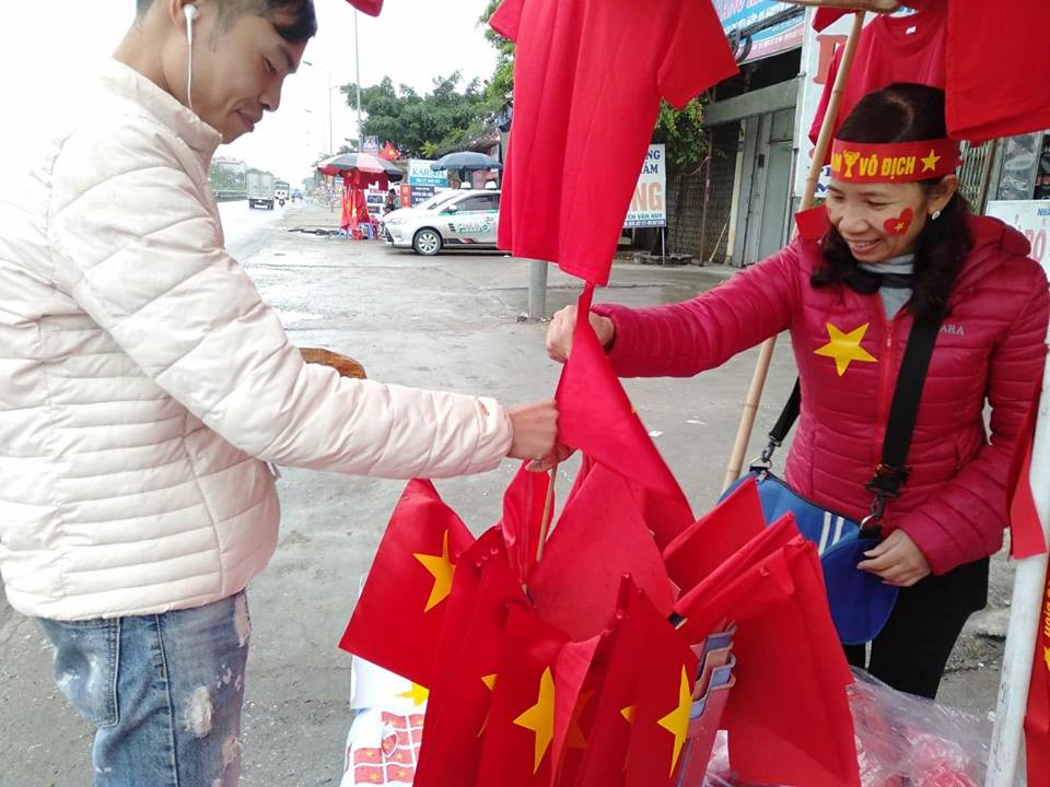 Người hâm mộ nhanh chóng mua cờ để chuẩn bị cổ vũ cho đội tuyển Việt Nam trong trận chung kết AFF Cup 2018.