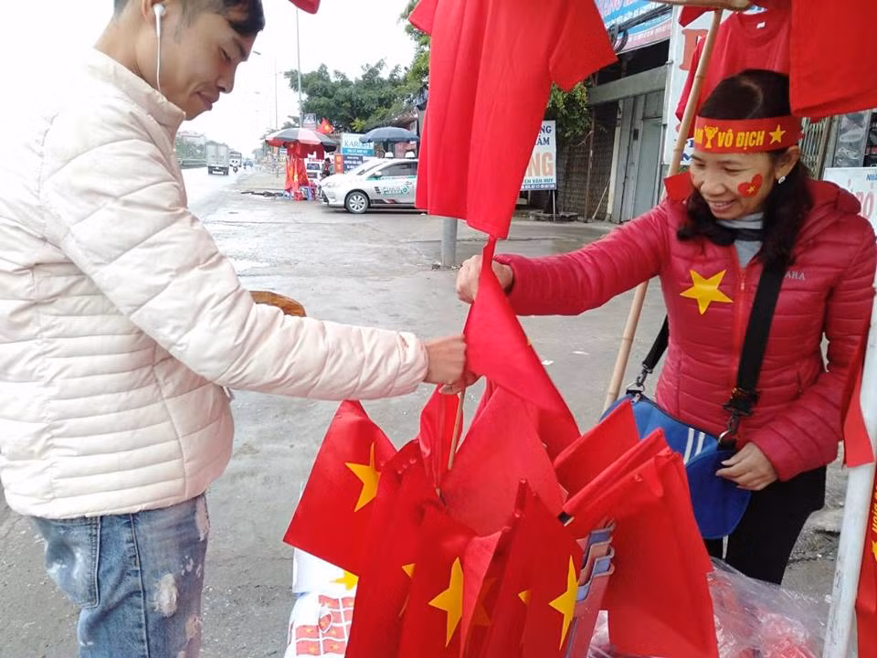 Người hâm mộ nhanh chóng mua cờ để chuẩn bị cổ vũ cho đội tuyển Việt Nam trong trận chung kết AFF Cup 2018.