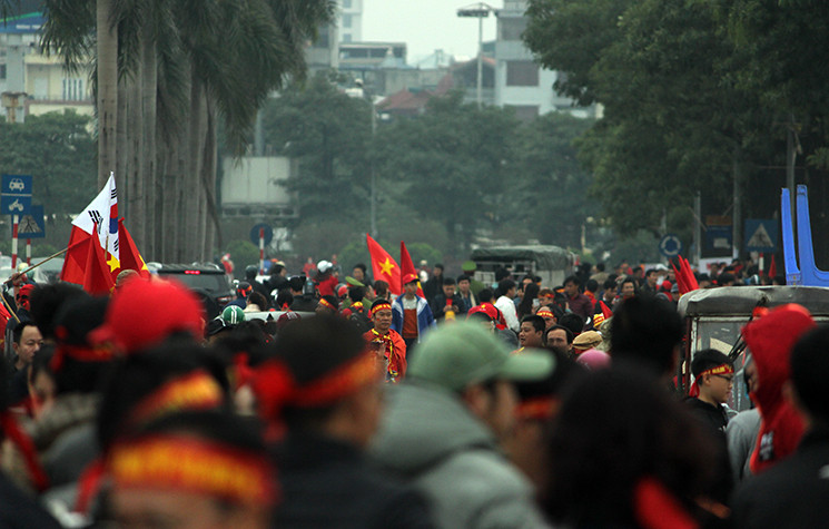 Ghi nhận của PV Kiến Thức khoảng 14h30 chiều nay (15/12), trước khi diễn ra trận chung kết lượt về AFF Cup 2018 giữa đội tuyển Việt Nam - Malaysia (diễn ra vào lúc 19h30) hàng nghìn người hâm mộ từ khắp mọi miền bắt đầu đổ dồn về khu vực sân vận động Quốc gia Mỹ Đình (Hà Nội) để theo dõi trận đấu.