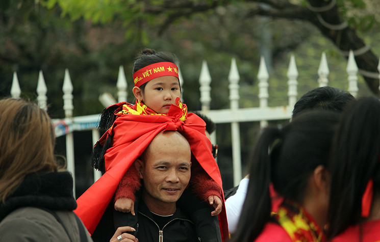 Các cổ động viên nhí cũng được theo phụ huynh đến sân Mỹ Đình.