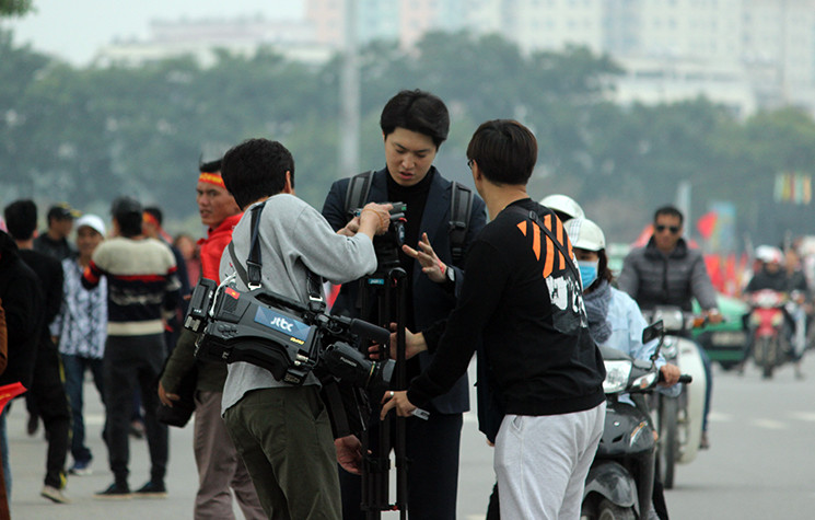 Các phóng viên của đài Hàn Quốc tác nghiệp tại khu vực sân Mỹ Đình.