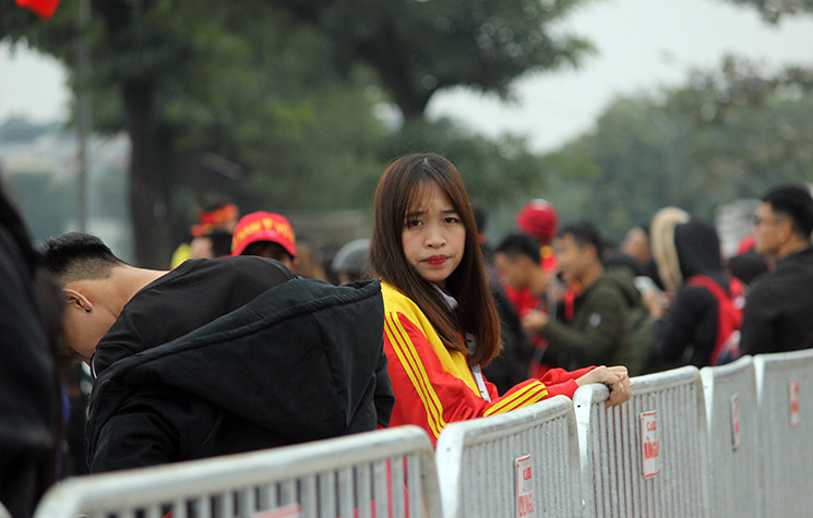 Các cổ động viên nữ cũng nhanh chóng di chuyển về sân Mỹ Đình cổ vũ cho đội tuyển Việt Nam.