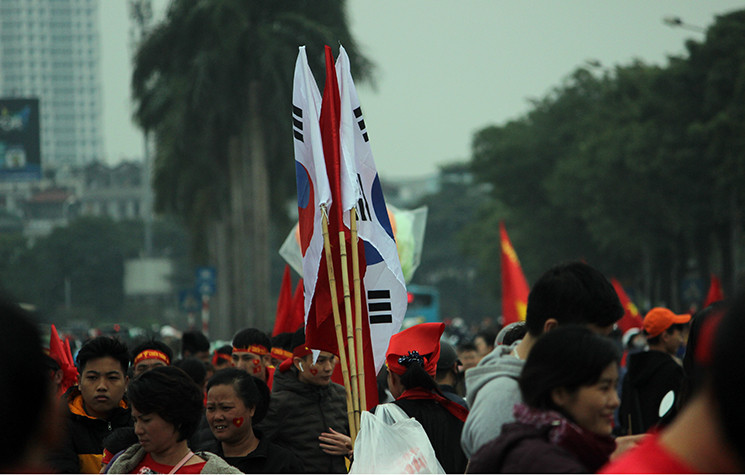 Khu vực trước sân Mỹ Đình bắt đầu đông nghịt người hâm mộ.