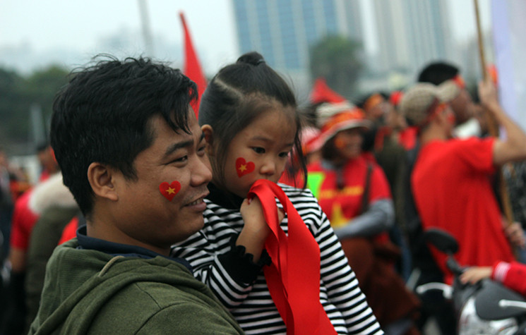 Rất nhiều phụ huynh đưa cả con nhỏ đến sân cổ vũ đội tuyển.