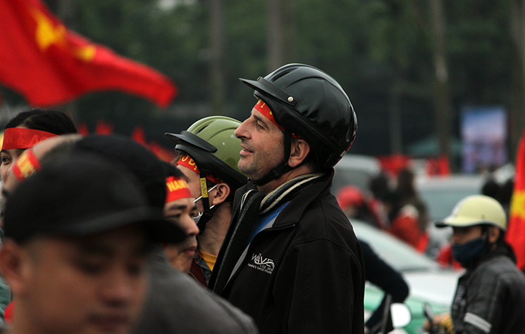 Cả du khách nước ngoài cũng hướng về Mỹ Đình cổ vũ cho đội tuyển Việt Nam.