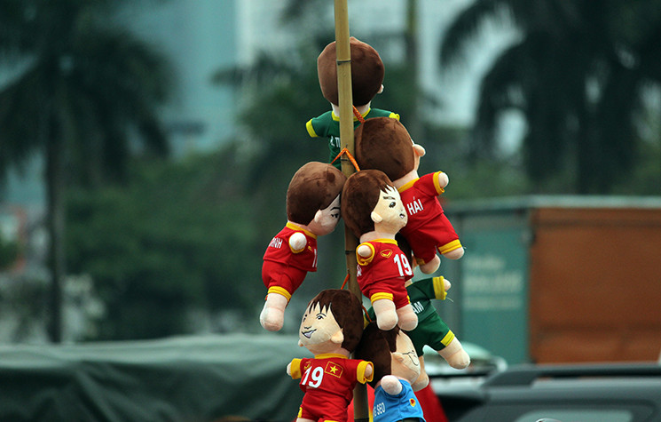 Búp bê hình các cầu thủ ĐT Việt Nam cũng là mặt hàng được người hâm mộ yêu thích.