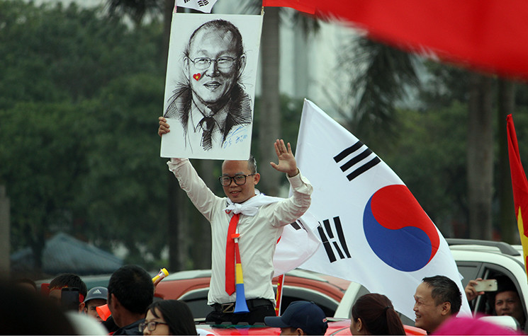 Nhiều cổ động viên còn mang theo cả hình ảnh HLV Park Hang-seo và lá cờ của nước bạn Hàn Quốc để cổ vũ cho đội tuyển chúng ta giành chiến thắng trong trận chung kết AFF Cup 2018.