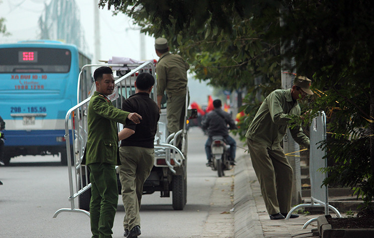 Các lực lượng chức năng làm nhiệm vụ trong chiều nay cũng khẩn trương vào vị trí, lắp đặt rào chắn sắt.