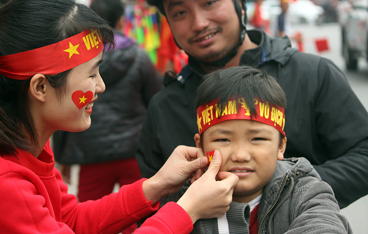 Từ trẻ nhỏ đến người lớn đều háo hức trước trận chung kết lượt về AFF Cup 2018.