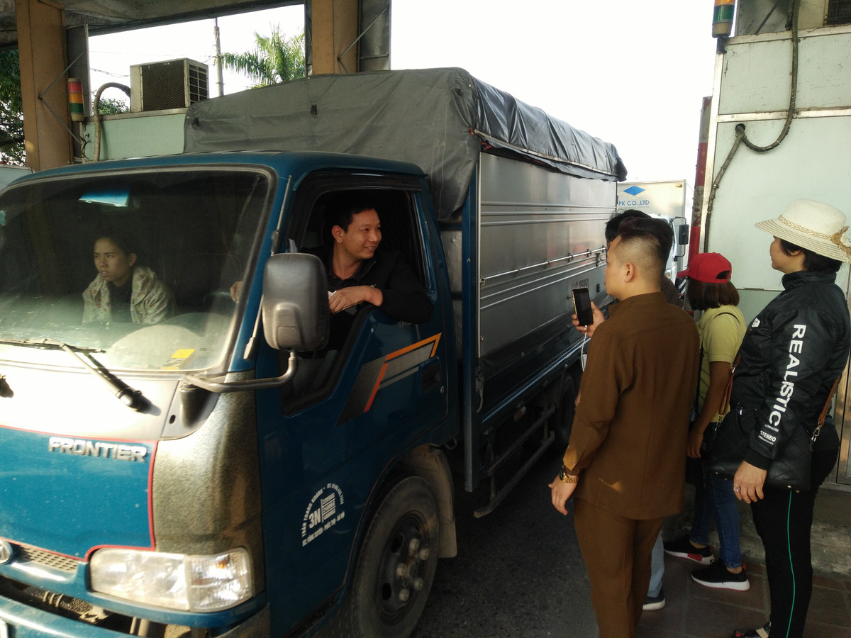 "Chúng tôi hầu như không đi qua tuyến tránh TP Vĩnh Yên, nhưng đến đây vẫn phải mất phí. Có đi đâu mà bắt chúng tôi nộp, như vậy là quá vô lý. Chúng tôi ở cho đến tối, cho đến khi cơ quan chức năng lên tiếng nói", - một nữ tài xế nói.