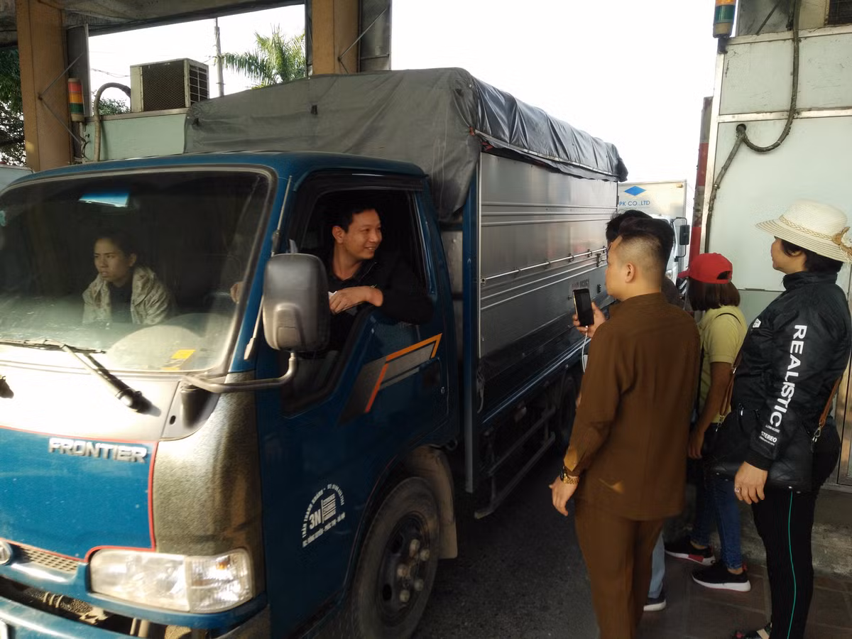 "Chúng tôi hầu như không đi qua tuyến tránh TP Vĩnh Yên, nhưng đến đây vẫn phải mất phí. Có đi đâu mà bắt chúng tôi nộp, như vậy là quá vô lý. Chúng tôi ở cho đến tối, cho đến khi cơ quan chức năng lên tiếng nói", - một nữ tài xế nói.