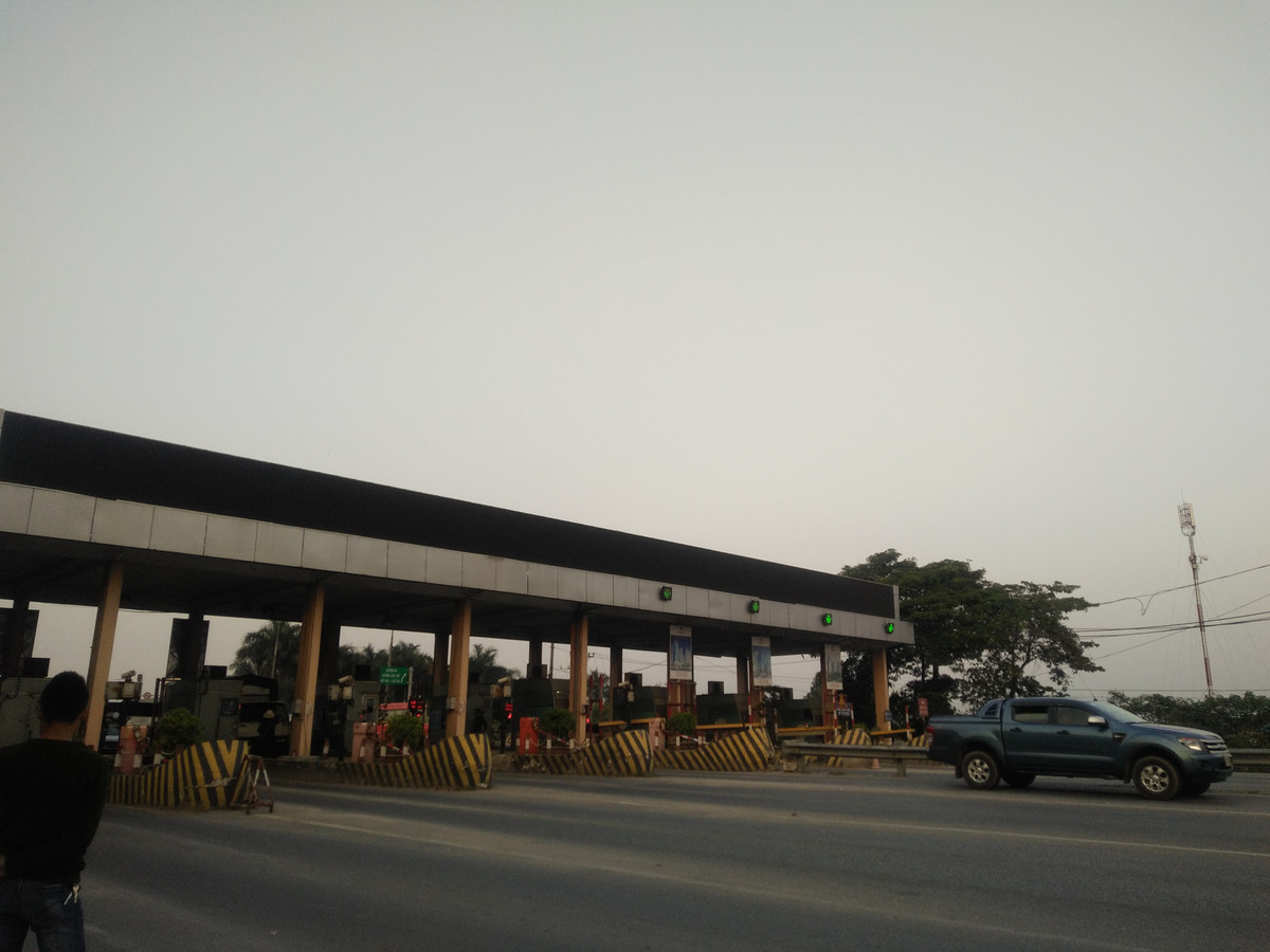 Ghi nhận của PV trong chiều nay, tại khu vực BOT Bắc Thăng Long - Nội Bài chưa xảy ra tình trạng ùn ứ, hỗn loạn giao thông sau khi trạm này xả.
