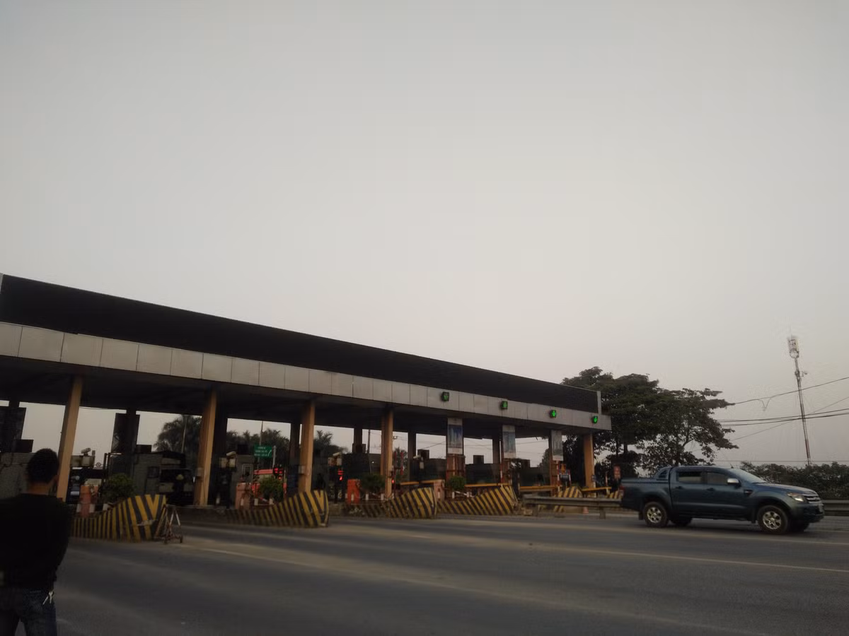 Ghi nhận của PV trong chiều nay, tại khu vực BOT Bắc Thăng Long - Nội Bài chưa xảy ra tình trạng ùn ứ, hỗn loạn giao thông sau khi trạm này xả.