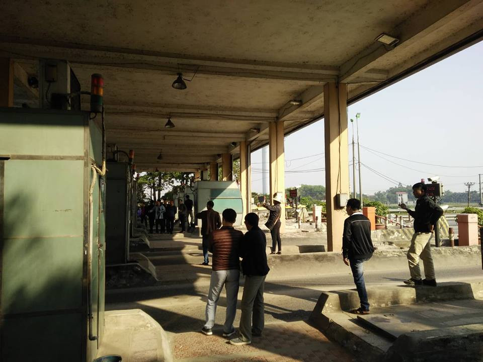 Mỗi lần có ô tô di chuyển qua trạm, những tài xế tập đang tụ tập ở đây chia nhau ra đứng ở các cửa, họ vẫy tay ra tín hiệu và hô to để những tài xế đang ngồi trên xe biết rằng trạm BOT đang xả và không cần trả phí.