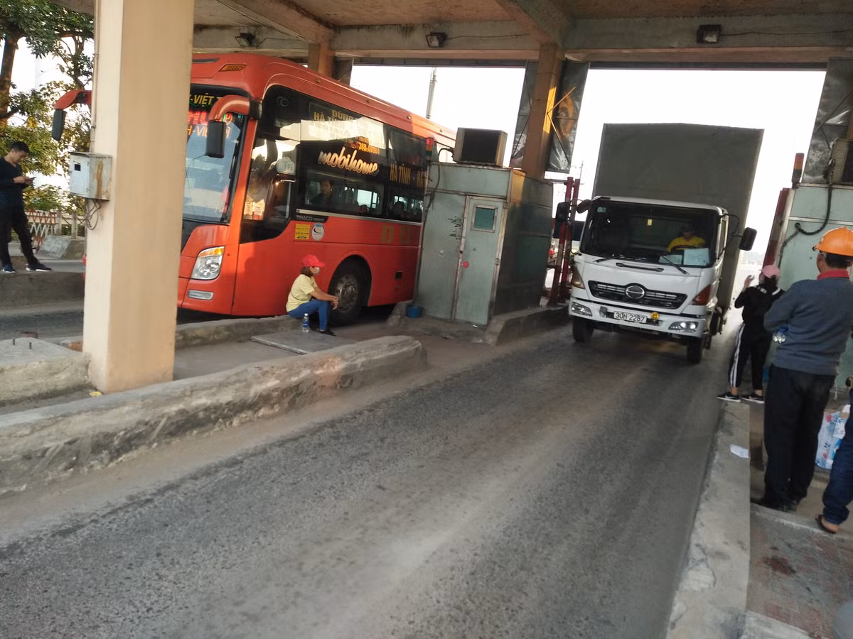 Càng về chiều tối, lượng tài xế tập trung đến khu vực trạm BOT Bắc Thăng Long - Nội Bài càng đông hơn. Trong số cánh tài xế tập trung phản đối việc thu phí tại đây có cả phụ nữ.