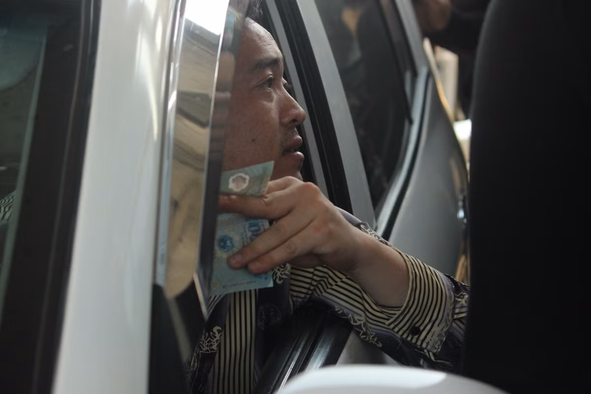 Đáng chú ý, có trường hợp tài xế điều khiển chiếc ô tô biển số 30E - 556xx khi di chuyển qua trạm BOT vẫn móc ví ra tờ 20 nghìn đồng mua vé bình thường dù biết trạm đang xả.