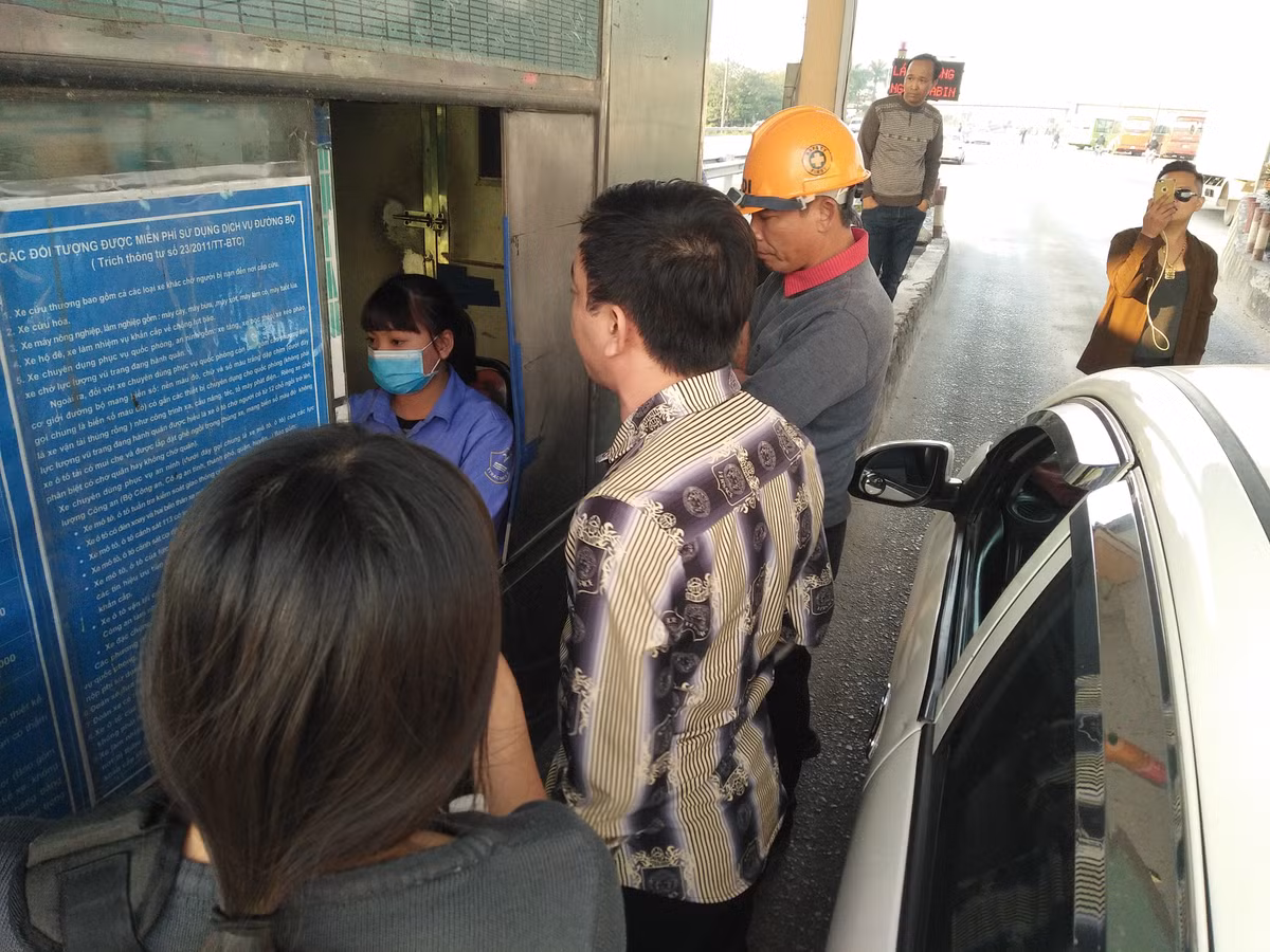 Lúc này, một nam nhân viên trạm BOT khác di chuyển về khu vực này yêu cầu nữ nhân viên ngồi trong mở cửa sổ nói chuyện với tài xế thì tình hình mới "hạ nhiệt".