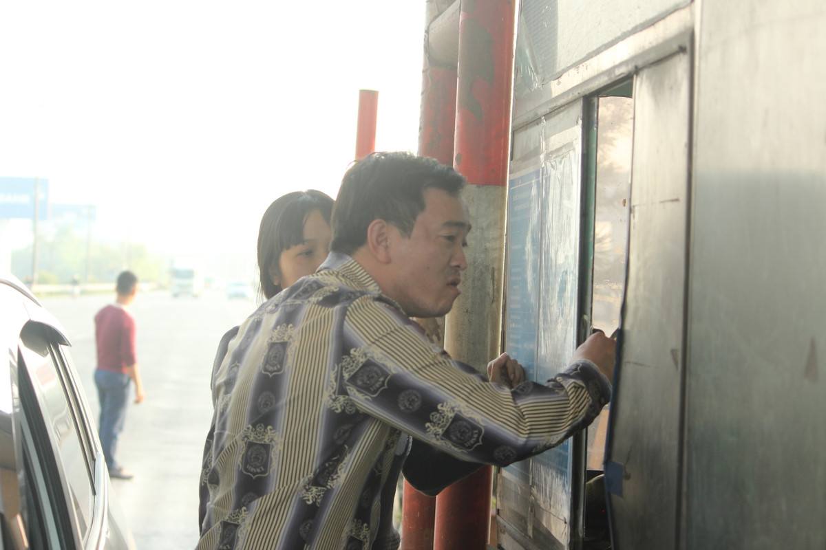 Nam tài xế phản ứng gay gắt, chỉ thẳng tay vào mặt nữ nhân viên.