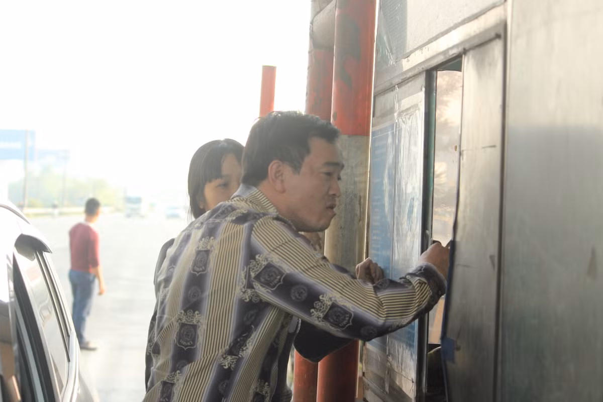 Nam tài xế phản ứng gay gắt, chỉ thẳng tay vào mặt nữ nhân viên.